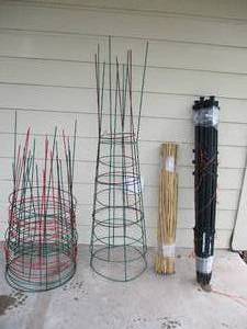 Lot of Garden Stakes, tomato cages