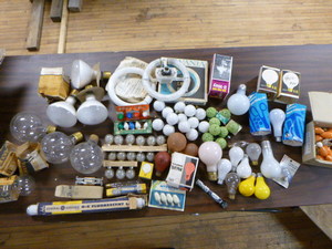 lot 16 image: Large Lot of Light Bulbs