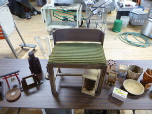 lot 24 image: Vintage Vanity Chair