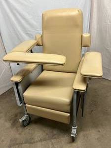 MSRP $2500 CUSTOM COMFORT MEDTEK HOSPITAL DIALYSIS PHLEBOTOMY BLOOD DRAW RECLINING TRENDELENBURG MOBILE GERI CHAIR WITH REMOVABLE EXTRA ARMS - GREAT WORKING CONDITION