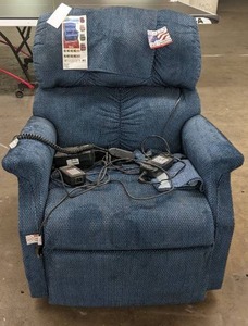 lot 49 image: Rise Golden Technologies Electric Recliner-40 x 34 x 30.5 NEW With Tags