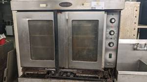 lot 32 image: Superior Stainless Steel Commercial Oven 60.5 x 39 x 39