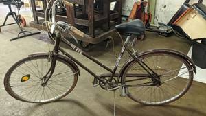 lot 18 image: Vintage Sears Ladies Three-Speed Bicycle