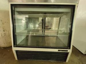 lot 84 image: Refrigerated Glass Deli Case 51 x 24 x 49