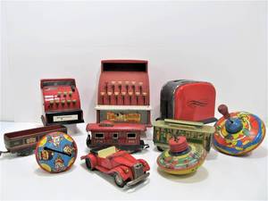 lot 14 image: Group of Vintage Tin Toys