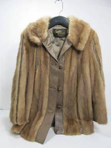 lot 42 image: Quality Vintage Genuine Fur & Leather Ladies Jacket from Albrechts