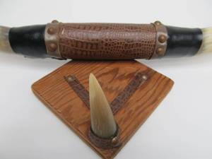 lot 65 image: Genuine Western Style Bull Horn Hat Rack