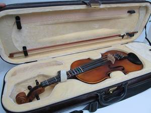 lot 75 image: Like-New Signed Helmke Viotti Violin wCustom Case & Bow