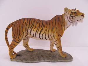 lot 173 image: Larger Size Highly Detail Tiger Statue