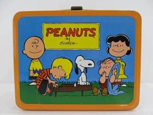 lot 174 image: Vintage PEANUTS Charlie Brown Metal Lunch Box