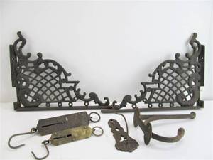 lot 187 image: Vintage Cast Iron Items Scales & Corner Bracket Set