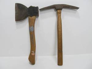 lot 151 image: Vintage True Temper Hatchet wHandheld Pickaxe