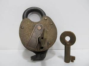 lot 283 image: Antique Railroad Lock w2 Keys - Northern Pacific Railway