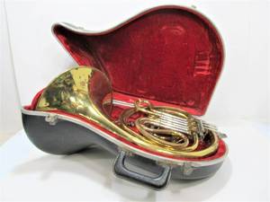 lot 322 image: Vintage Elkhorn Getzen French Horn wHard Case