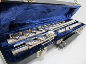 lot 323 image: Vintage ARMSTRONG Flute wCase