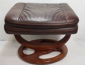 lot 332 image: Lane Furniture Ottoman  Footstool