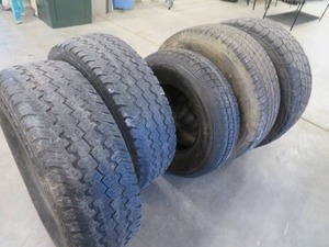 lot 43 image: 5 TIRES 1 WITH RIM