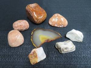 lot 46 image: AGATES