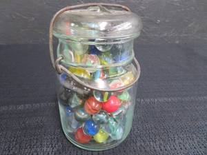 lot 51 image: VINTAGE MARBLES IN VINTAGE BALL JAR WITH LID