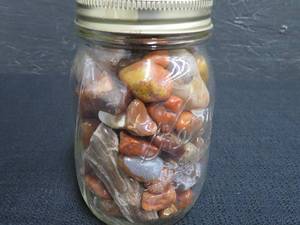 lot 52 image: AGATES