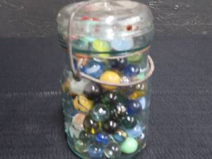 lot 53 image: ATLAS PINT JAR FULL OF VINTAGE MARBLES