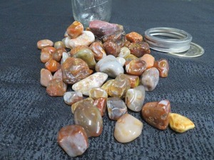 lot 54 image: AGATES