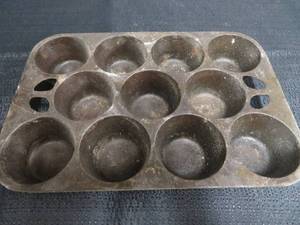 lot 64 image: ANTIQUE CAST IRON MUFFIN TIN
