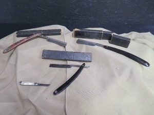 lot 67 image: ANTIQUE RAZOR BLADES