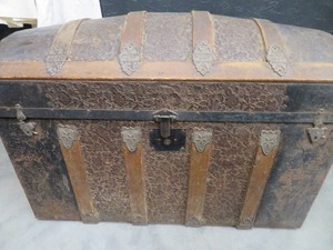 lot 78 image: LARGE ANTIQUE WOODEN TRUNK AND VINTAGE CLOTHING
