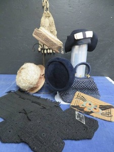 lot 81 image: VINTAGE HATS & PURSES