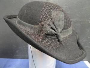 lot 82 image: VINTAGE HATS  SMALL PURSES