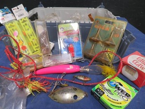 lot 101 image: PLASTIC TACKLE BOX & TACKLE