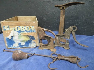 lot 122 image: VINTAGE RIVET PRESSES  COBBLERS SHOE  PRIMITIVE SCALE