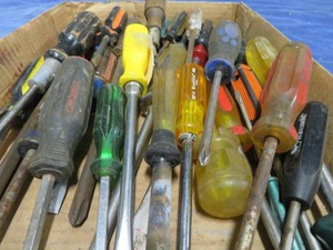 lot 130 image: LARGE LOT OF SCREWDRIVERS