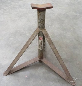 lot 133 image: GRAY #12 ADJUSTABLE STAND