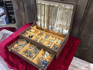lot 9 image: Vintage Jewelry Box & Jewelry