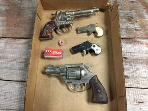 lot 13 image: Vintage Cap Guns