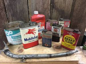 lot 16 image: Vintage Mobilube & Metal Cans
