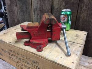 lot 22 image: Columbian No. 03 12 Vise