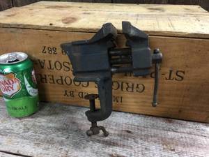lot 23 image: 2 12 Vise