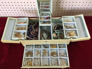 lot 91 image: Vintage Jewelry Box With Jewelry