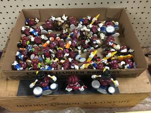 lot 104 image: Vintage California Raisins -1980s
