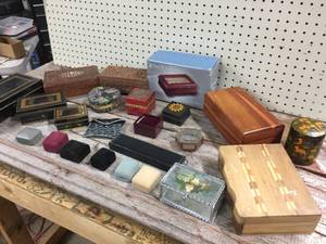 lot 94 image: Group Vintage Jewelry Boxes