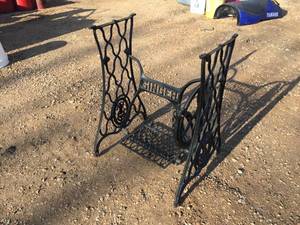 lot 123 image: Antique Singer Cast Iron Treadle Sewing Machine Base