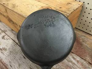 lot 132 image: Wagner Ware No. 6 Cast Iron Skillet