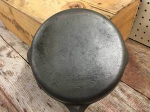 lot 129 image: Vintage Unmarked Wagner No. 6 Cast Iron Skillet
