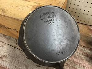 lot 128 image: Vintage Wagner Ware No. 8 Cast Iron Skillet