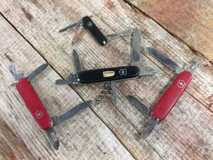 lot 160 image: 4 Rostfrei Victorinox Swiss Army Knives