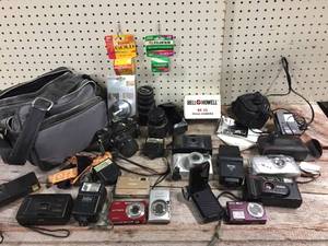 lot 172 image: Group Vintage Cameras - Digital Cameras - Accessories