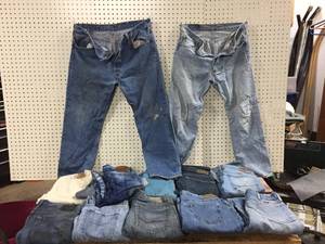 lot 177 image: Vintage Mens Blue Jeans - Levis